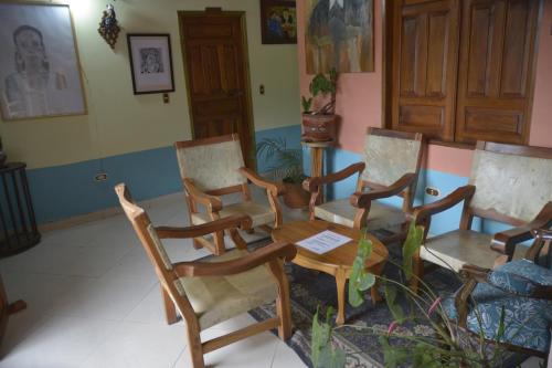 a group of chairs and a table in a room at Hotel Atenas Jericó in Jericó