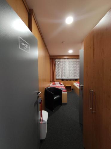 Postel nebo postele na pokoji v ubytování Hotel a ubytovna Zimní stadion Slaný