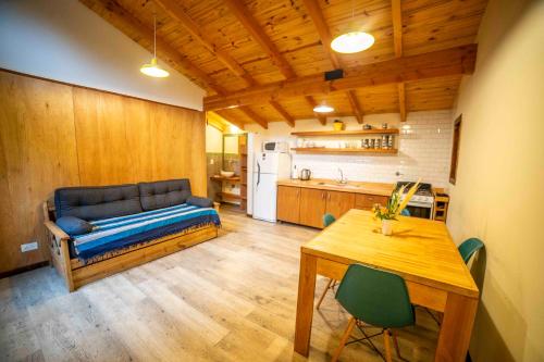 - un salon avec un canapé et une table dans l'établissement Casa en entorno de bosque, cerca de playas y cerros, à San Carlos de Bariloche