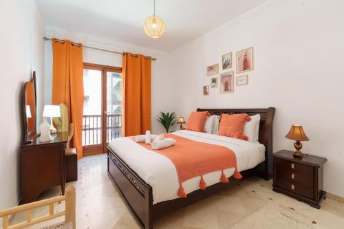 - une chambre avec un grand lit et une télévision dans l'établissement Appartement Chic Gueliz Plaza avec Vue, à Marrakech