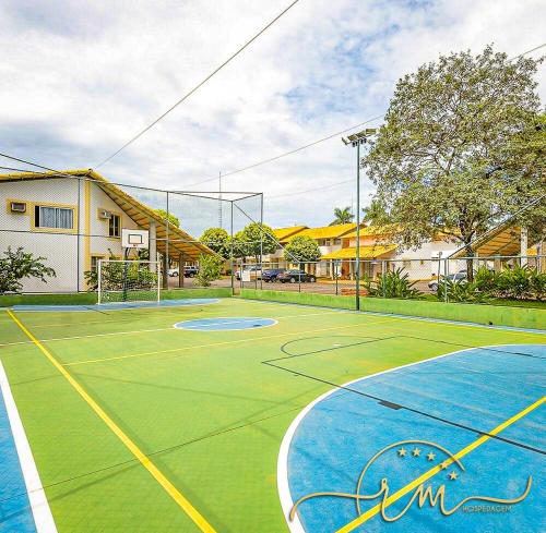 Tenis a/nebo squash v ubytování diRoma Internacional Resort RM Hospedagem nebo okolí