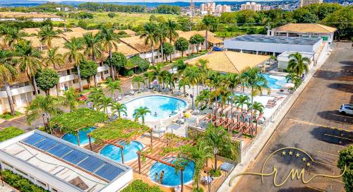 Bazén v ubytování diRoma Internacional Resort RM Hospedagem nebo v jeho okolí
