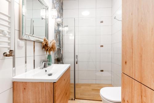 a bathroom with a sink and a shower at FoRest Longinówka - las, jezioro, parking, Netflix i Prime, TV55" in Brodnica