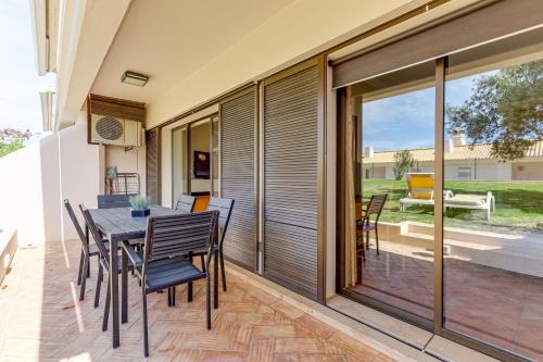 a dining room with a table and chairs at Apartment with 2 bedrooms, 2m to the beach in Armação de Pêra