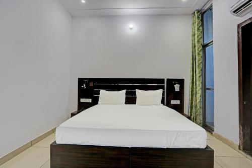 A bed or beds in a room at OYO Mahak Hotel & Restaurant