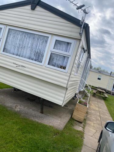 ein Mobilheim befindet sich auf einem Hof in der Unterkunft Caravan Louise in Rhyl
