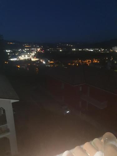 uitzicht op een stad 's nachts met verlichting bij B&B Paradiso in Paganica