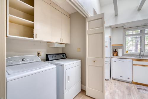 a laundry room with a washer and dryer at Welcome to the Kinglet's Nest, Spacious property with AC SHARC, Hot-tub, Bikes, Games, Grill, Golf and Pets in Sunriver