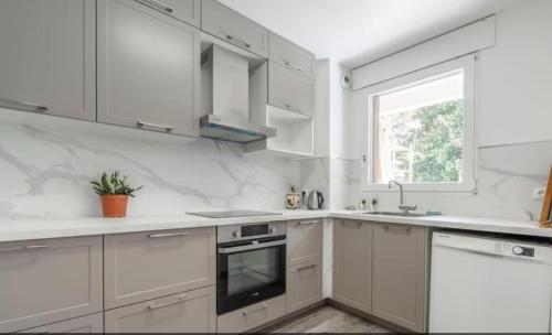 Photo de la galerie de l'établissement Appart La Défense 80m² w/ private Garden and Parking, à Puteaux