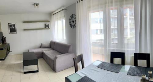 uma sala de estar com um sofá e uma mesa em Przystanek Sanok apartament w ścisłym centrum em Sanok