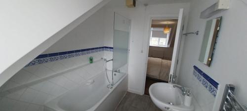 uma casa de banho com um lavatório, uma banheira e um WC. em Southampton Escape 3BR Home with Garden em Southampton