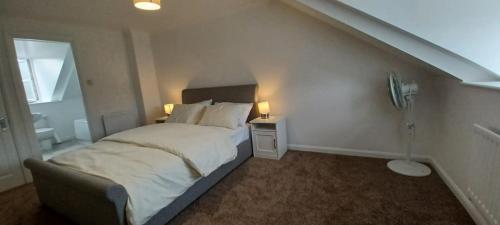 um quarto com uma cama grande e uma janela em Southampton Escape 3BR Home with Garden em Southampton