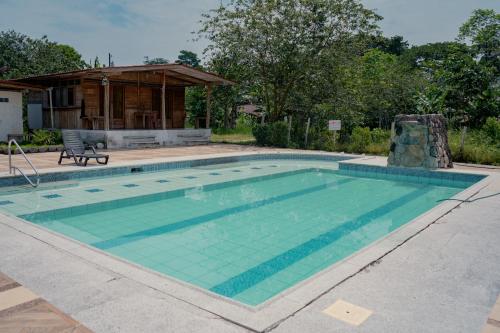 a swimming pool in a yard with a house at Cabañas Anzu in Santa Clara