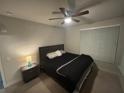 1 dormitorio con 1 cama y ventilador de techo en InMotion, en San Diego