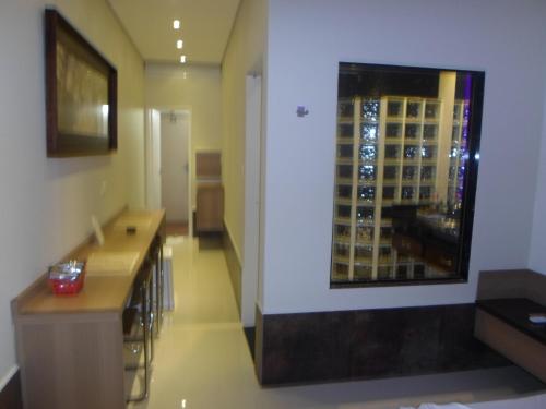 Dinys Motel (Adults Only) في برايا جراندي: غرفة بها صف من الطاولات ونافذة