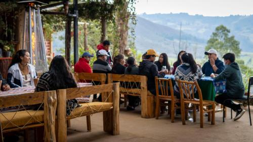 un groupe de personnes assises à table dans un restaurant dans l'établissement Centro Turístico Inti Wasi, à Saraguro
