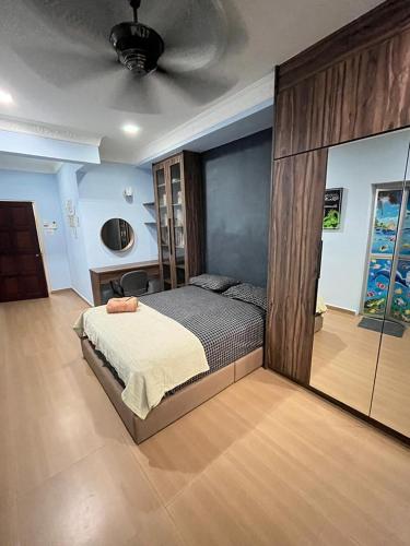 1 dormitorio con cama y techo en Iwan Ila Homestay en Batang Kali