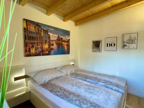 uma cama num quarto com uma pintura na parede em Villa Kolberg em Finkenstein