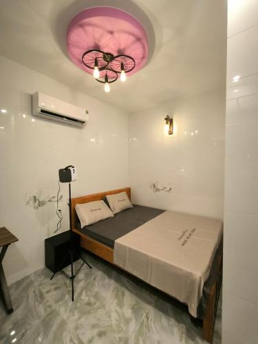 Ένα ή περισσότερα κρεβάτια σε δωμάτιο στο Homestay 1999