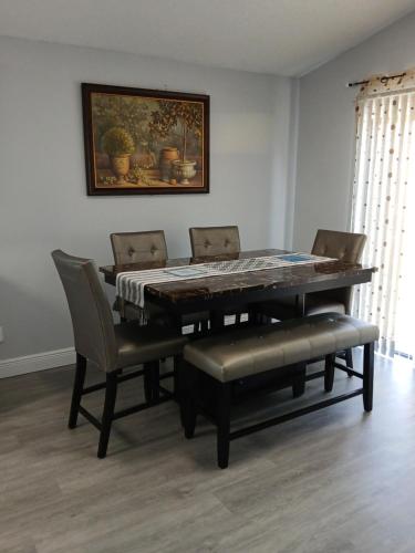a dining room with a table and chairs at Nard Jolie Kay in Kissimmee