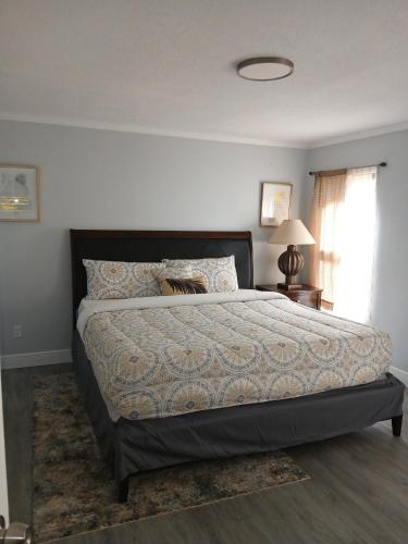 a bedroom with a large bed and a window at Nard Jolie Kay in Kissimmee