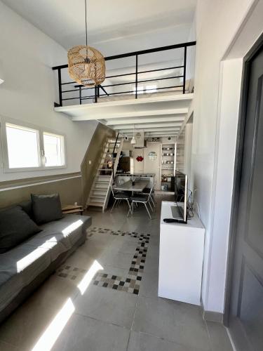 un salon avec un canapé et une table dans l'établissement Maison de vacances à la plage, à Frontignan