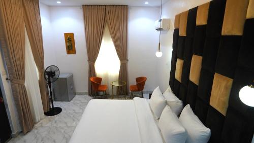 um quarto de hotel com uma cama e uma janela em SHORTLETMART Apartments em Lekki