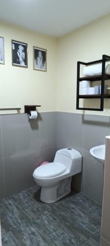 uma casa de banho com um WC branco e um lavatório. em DEPARTAMENTO A UNA CUADRA DE LA PLAZA DE ARMAS TRUJILLO em Trujillo