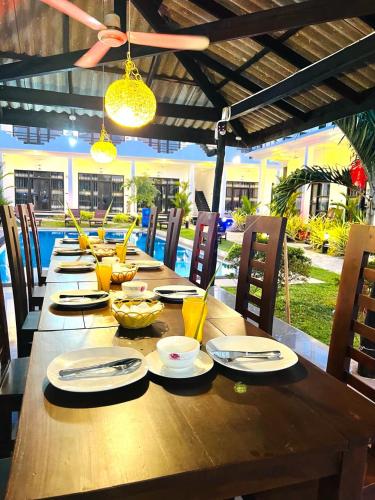 Un restaurante o sitio para comer en SKY SEA-Arugambay