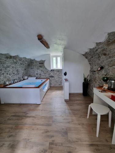 Una mesa de billar en "Rosa di sera" - Relax in Toscana con Spa privata