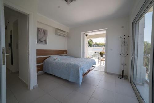 薩拉米斯的住宿－Beautiful lux Villa Ilias Salamina，一间卧室设有一张床和一个大窗户