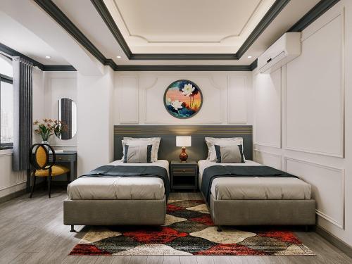 sypialnia z 2 łóżkami i stołem w obiekcie Milestone Inn Hotel w Ho Chi Minh