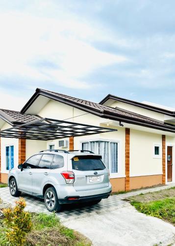 un coche aparcado frente a una casa en Feel at Home Gensan Wi-fi Netflix Carport Hot Shower BBQ Grill, en General Santos