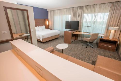 A television and/or entertainment centre at Residence Inn by Marriott Cincinnati Midtown/Rookwood