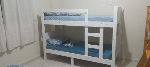 アパレシーダにあるBem Estar 2の白い二段ベッド(枕付)が備わる客室です。