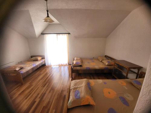 um quarto com duas camas e uma janela em Vreshtat e Liqenit-Ezerski Llozja em Struga