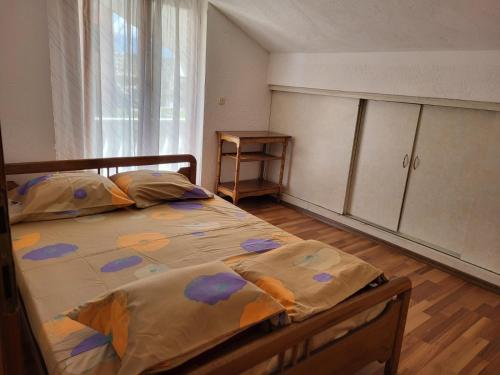 ein Schlafzimmer mit einem Bett in einem Zimmer mit einem Fenster in der Unterkunft Vreshtat e Liqenit-Ezerski Llozja in Struga