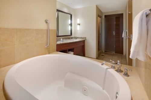 Ett badrum på Renaissance Phoenix Glendale Hotel & Spa