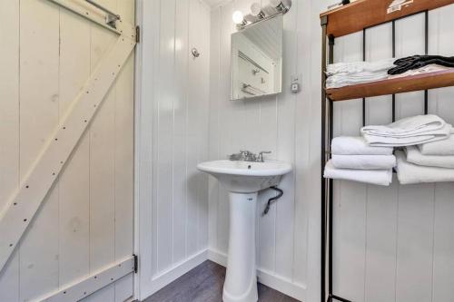 Et badeværelse på Quaint Maine Coast Cottage