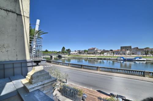 a view of a river with a bridge and a road at Triomphe - Vue Sublime, Confort Moderne, Charme Gallo-Romain, Cœur de Ville, Tv 4K, Fibre in Saintes