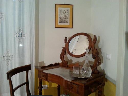 a dressing table with a mirror on top of it at Pieve Sant'Angelo in Campello sul Clitunno