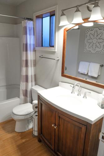 uma casa de banho com um lavatório, um WC e um espelho. em The Landmark Inn on Orcas Island em Eastsound