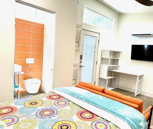 um quarto com uma cama grande e uma secretária em Tiny House Centrally Located in Great Neighborhood em Phoenix
