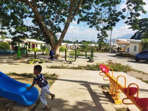 Um rapaz a brincar num escorrega num parque infantil. em Malvar Lodge 