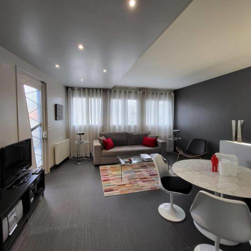 un salon avec un canapé et une table dans l'établissement NOUVEAUTÉ !!! Villa classée 