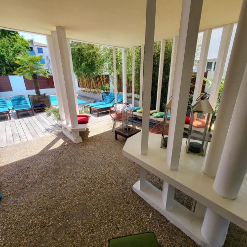 - un salon avec vue sur la piscine dans l'établissement NOUVEAUTÉ !!! Villa classée 