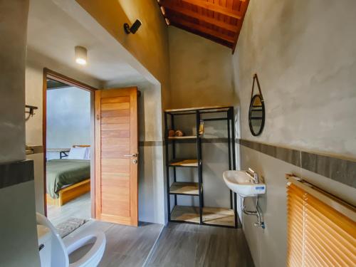 TampaksiringCountry Side Room in Taro Tegallalang的带水槽和马桶的浴室