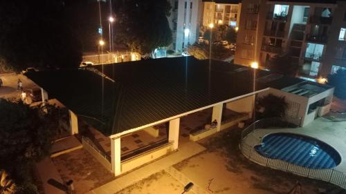 einen Ausblick über ein Gebäude in der Nacht in der Unterkunft Apartamentos sammtours in Valledupar