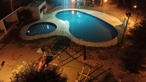 een uitzicht op een zwembad in de nacht bij Apartamentos sammtours in Valledupar