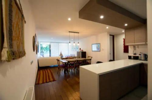 cocina y sala de estar con mesa y comedor en Gran Vista Panorámica inmejorable Ubicación, en Pucón